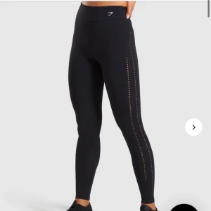 Gymshark Träningstights  - Från gymshark, laser cut. Säljer för jag ej använder dem, inget fel på dem utan de är sköna och stretchiga men sitter ändå åt. Strl 34. För fler bilder så hojta till 