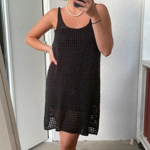 Virkad klänning - Superskönt och snygg virkad klänning som är perfekt inför sommaren! Har en underklänning som är svart under men går att styla på olika sätt 🥰 frakt tillkommer 
