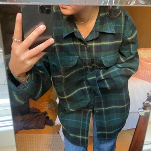 Stor fanellskjorta - Rutig flanellskjorta i strl. L från GAP. Lite tjockare i materialet