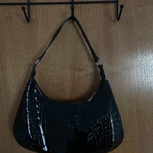 Svart axelväska - Sparsamt använd 