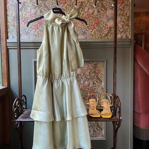 SÖKER - SÖKER denna gröna klänningen från Gina tricot som heter ”nadina organza dress”💗snälla hör av dig om du kan tänka dig att sälja den💗