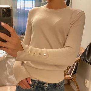 Stickad tröja - säljer min så snygga stickade rosa/beige tröja från Zara. Så skönt material och älskar passformen! Lite lite nopprig typ längst ner vid armen, men verkligen inget man lägger märke till.💕 Kolla in mina andra annonser!💖