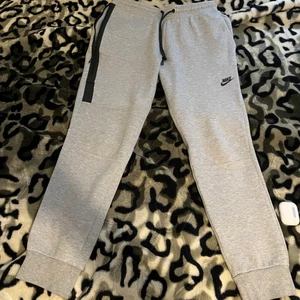 Nike tech byxor - Haft den ganska mycket. Lite liten i storleken. Storlek m. Säg pris så kan vi diskutera.