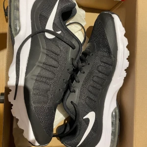 Nike skor - Helt oanvända, snygga NikeAir joggingskor. Storlek 44. Kommer i sin nya kartong!! Köpta för 999kr men jag säljer de för halva priset. 