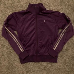 Lila träningströja - En lila träningströja köpt sekundhand och använd ett fåtal gånger. Storlek 170 men den sitter som en S.💜
