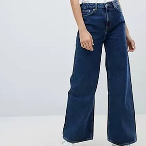 Vida snygga jeans - Mina absoluta favoritjeans i modell Ace som inte säljs längre i den mörka färgen som tyvärr blivit för små för mig. Jättefint skick! Kan mötas upp i Göteborg, annars står köparen för frakten (200kr totalt)🐒