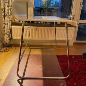 Desingat skrivbord vit  - Snyggt designat skrivbord, Vit skiva med metallben (nedmonterad). Skivan har märken som syns på närmre håll, därav priset. Liknande i brun var såld för 3500kr. Finns i Hägersten- Aspudden. Höjd 91 respektive 74 cm  Bredd 100 cm Djup 66 cm