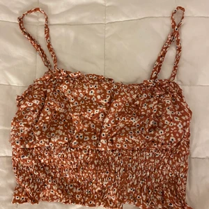 Topp - Röd blommig topp i stl S från pull&bear