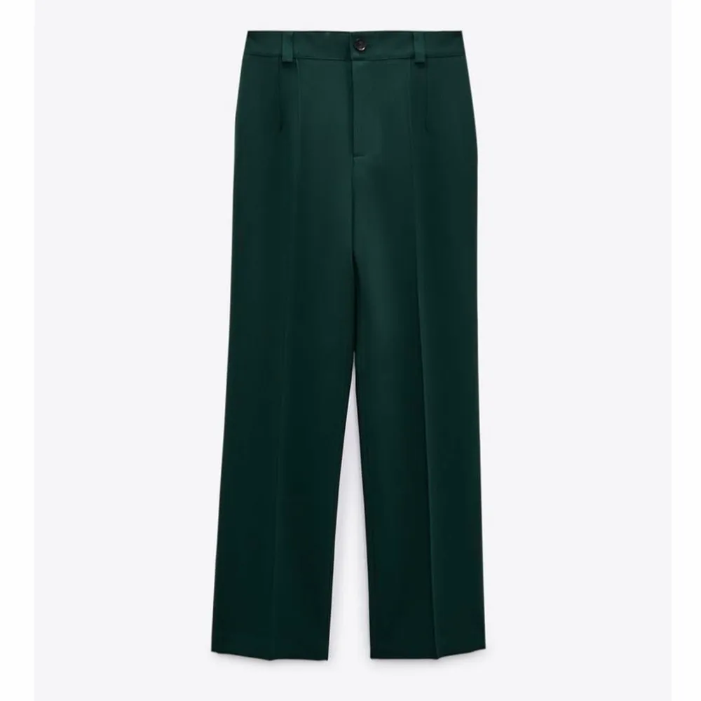 Mossgröna kostymbyxor från Zara, oanvända pga för stora för mig. Strl XS och i full length. Sömmar i pressvecken som för dem att se väldigt exklusiva och fina ut💕. Jeans & Byxor.