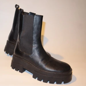 Boots  - Suuuper sköna stövlar från Zalando med tjock sula, nästan helt nya 🙌🙌❤️❤️❤️✨✨✨✨