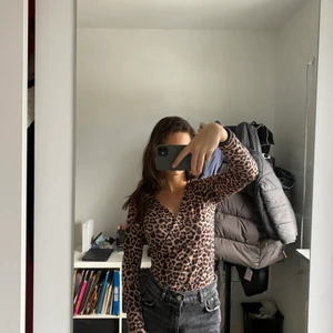 Snygg leopard tröja!! - Detta är en body som är i leopard mönster, skit snygg verkligen!! 