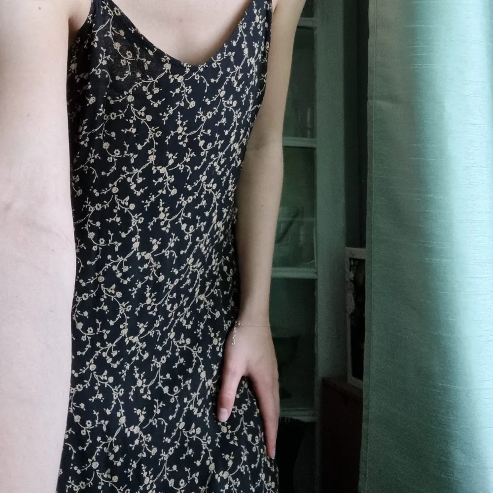 Lång blommig klänning från sinclair, går nästan ner till hälsenorna på mig som är 171 cm lång. Strl 40 men sitter även bra på en strl 36. Den är svart och beige blommig. Klänningar.