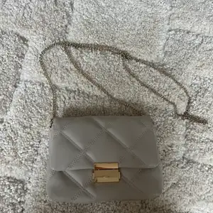 Liten grå/beige väska från hm🌸 använd en gång, liten men får plats med mycket🫶🏻