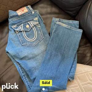 Säljer nu mina fin true religion jeans som var köpt på Plick, bilderna ovanför är lånade, innerbenslängd 77cm, midjemått tvärs över 37cm💕