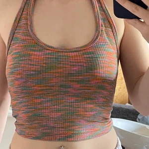 Halterneck topp från hm - Färgglad Halterneck topp från h&m som aldrig har blivit använd. Helt i nyskick 💗 (Nypris 89kr)