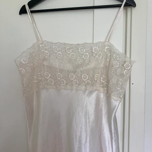 Vit slipdress med spets - DRÖMMIG vit vintage långklänning med genomskinligt spetsparti fram. Stl 42/44 från okänt märke. perfekt till student, konfirmation och skolavslutning!!