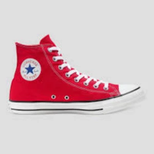 Converse  - Jag har ett par vita converse  som nya säg till om ni vill ha fler bilder❤️❤️  37,5 men passar mig som är 38
