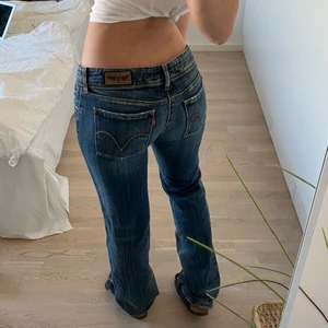 Levi’s 570 raka jeans - Supersnygga Levi’s 570 straight jeans. Midjemått ca 86 cm innerbenslängd ca 84 cm. Jag brukar ex. ha 26/32 i Weekdayjeans och de sitter perfekt på mig. Jag är 164 cm :)