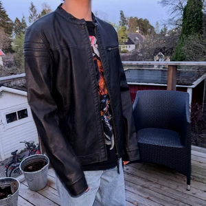 Skinnjacka - tjo! säljer några skinnjackor (gå in på min profil för att se 11 andra skinnjackor). Storlek: L - Jag är 175 - Vid frågor kontankta mig via snap eller medelenaden här. fenixp04 :)