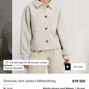 Kort kappa jacka - Säljer denna supersnygga trendiga kappa jacka då jag har hittat en annan. Köpte för typ en månad sen så bra skick förutom att den är lite nopprig men inget man tänker på. Skriv om ni vill ha egna bilder.