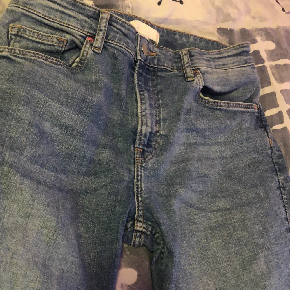 Ett par knappt använda jeans, Max använda 3 gånger. De är från hm och är i storlek 38. Hör av för mer bilder elr information. . Jeans & Byxor.