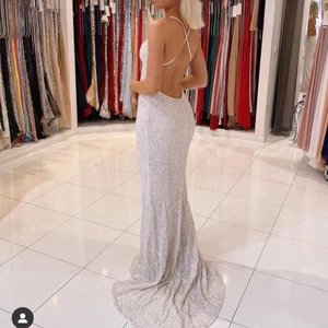 Bal klänning - Säljer min jätte fina balklänning från dressroomlinne på instagram. Är endats använd vid ett tillfälle💕 köptes för 4990kr och priset diskuteras😚 storleken är 34 men den är inte så liten, den skulle kunna passa S och M. Jag har S vanligtvist