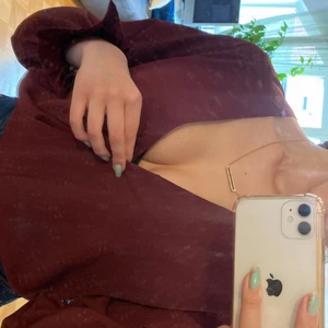 mörkröd blus från NA-KD - väldigt fin blus som tyvärr inte kommer till användning, aldrig använd. storlek 36!! tveka inte att skriva vid fler frågor ☺️