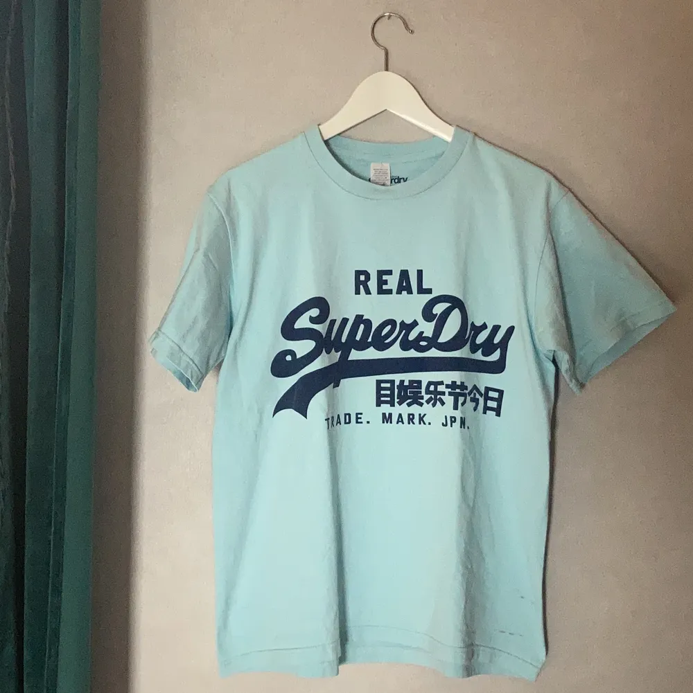 Somrig T-shirt från Superdry i storlek L. 100% bomull, inga defekter och som ny! Köpt för 400kr  . T-shirts.