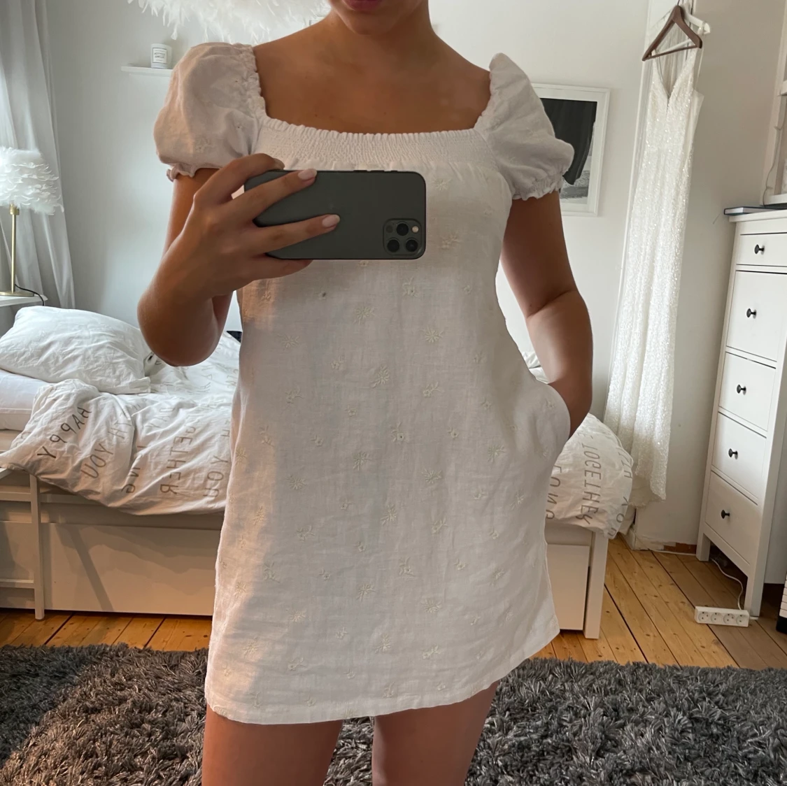 Vit somrig klänning med broderade blommor 