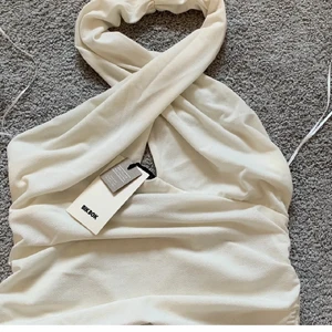 Topp - Säljer min topp ifrån bikbok, jätte fin och populär till sommaren😍, Den är helt ny och endast testad. Passar från xs-m då den är väldigt stretching, säljer för 150 💕