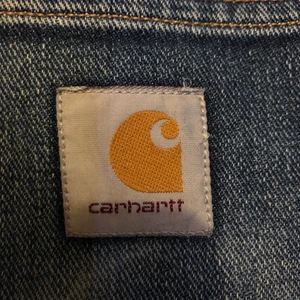 Vintage carhartt jeans - Ett par vintage straightfit jeans från carhartt. Bra skick men några smårivningar och synlig tvättskada. Skriv i kommentarerna om du har några frågor och skicka meddelande om du vill ha fler bilder😁 Köparen står för frakt.