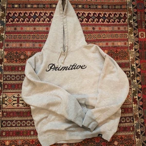 Primitive grå hoodie - ny skick, dock har den två dmå lilla färg fläcklar på sig tyvär se sista bild