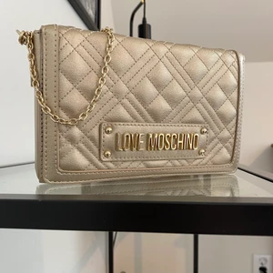 Love Moschino väska  - Hej! Jag säljer nu min Love Moschino crossbodyväska i läder.  Den är endast använd två gånger och det finns inga defekter på varan. Originalpris: 1449 kr 