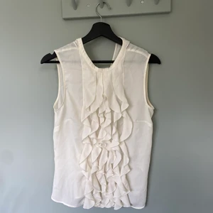 Supersöt Blus - Jättesöt Blus med volanger framtill. Använd endast enstaka gång