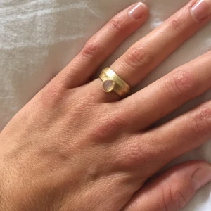 Fin guldring med ljusrosa sten - Fin ring från @other stories. Aldrig använd.  