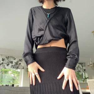 Fin blus!  - Super fin siden blus från h&m !!  Står storlek 38 men passar fint på mig som har 34 i vanliga fall :) 