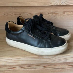 Skor  - Säljer mina sneakers från Björn Borg, lite slitningar på insidan men i fint skick💗 säljer då dom har blivit för stora för mig. Nypris 900kr, pris går att diskutera! 