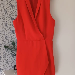 Miss Selfrdge Playsuit  - Den är i nyskick  Färgen är orange Storlek 38 men passar även 36 