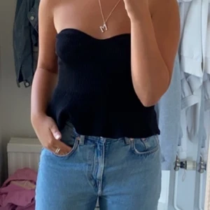 Topp från zara - Svart topp från zara! Den är bandeu och ribbad, hjärtformad vid bröstet. Storlek S❤️