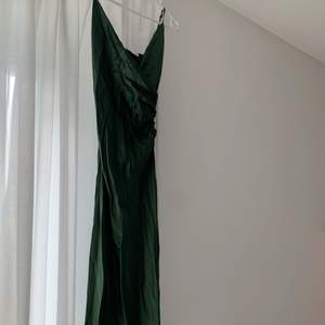 INTRESSEKOLL - tänkte om om någon är intresserad av att köpa denna khakigröna silkesklänning från Zara. Omlott-v-ringad samt slits på vänster sida.  Använd en gång.