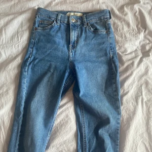 Jeans som sitter riktigt snyggt!! - Dessa jeansen är definitivt en favorit. De är ifrån Topshop. Tyvärr är dem för korta för mig. Jag är 170cm lång. Tips till någon som är kortare💞💞