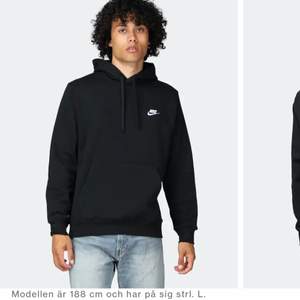 Svart Nike hoodie som är använd ett antal ggr🖤nypris är 649kr och det finns inga slitningar🖤storleken passar S också hade jag sagt