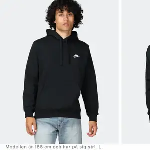 Svart Nike hoodie som är använd ett antal ggr🖤nypris är 649kr och det finns inga slitningar🖤storleken passar S också hade jag sagt