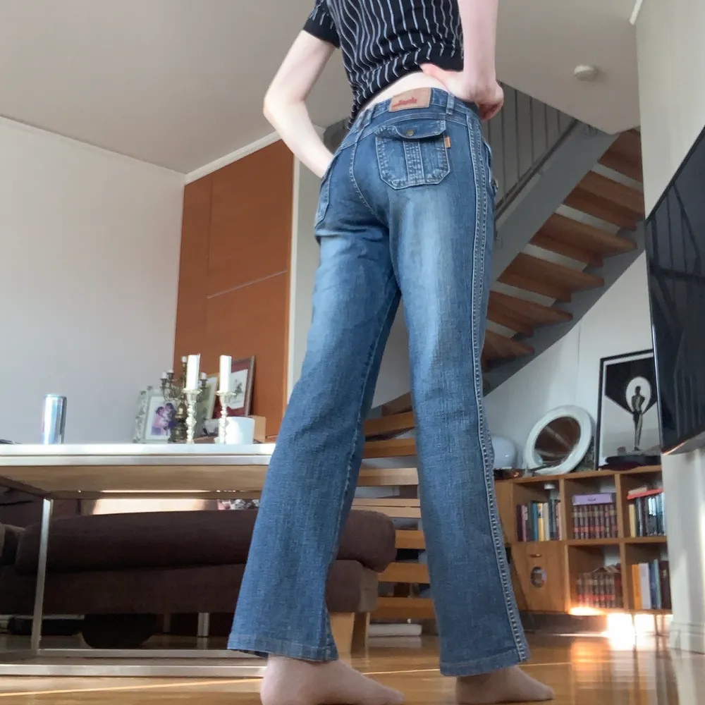 Jättefina lowwaist bootcut jeans men tyvärr förkorta för mig(jag är 168). Super coola fickor både fram och bak, vid mer frågor skriv gärna!:)💋. Jeans & Byxor.