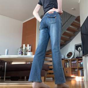 Jättefina lowwaist bootcut jeans men tyvärr förkorta för mig(jag är 168). Super coola fickor både fram och bak, vid mer frågor skriv gärna!:)💋