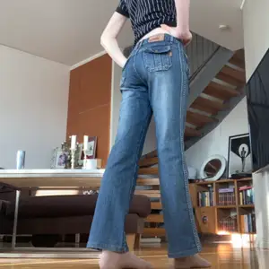 Jättefina lowwaist bootcut jeans men tyvärr förkorta för mig(jag är 168). Super coola fickor både fram och bak, vid mer frågor skriv gärna!:)💋