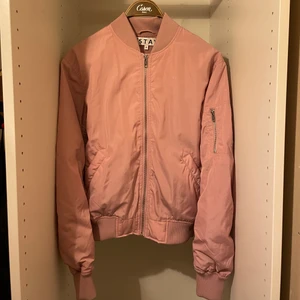 Oanvänd rosa bomberjacka stl M - Den har aldrig använts🥰