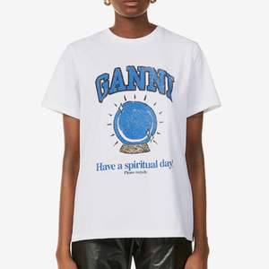 Ganni t-shirt med texten ”have a spiritual day” 💙💙 