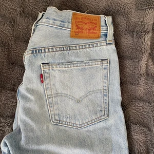 Levis jeans 501 - Ljusblå levis jeans 501 med hål på knäna. Säljer pga för små