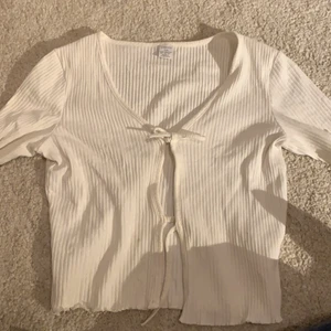 Vit kofta  - En vit kofta från Lindex säljer den för att den är för liten.